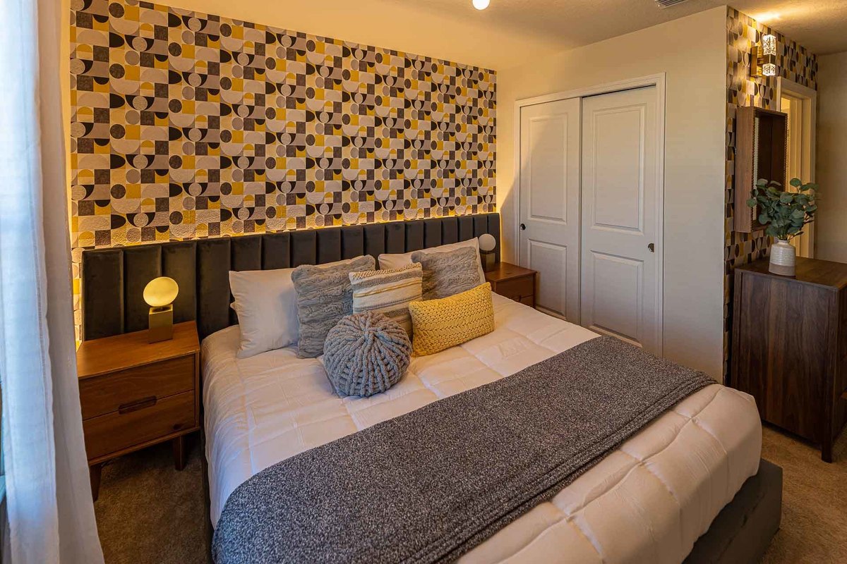 Modern Suite with Abstract Art: Interior of a modern suite decorated with abstract art and a neutral color palette, offering an elegant and serene retreat, ideal for relaxation.

