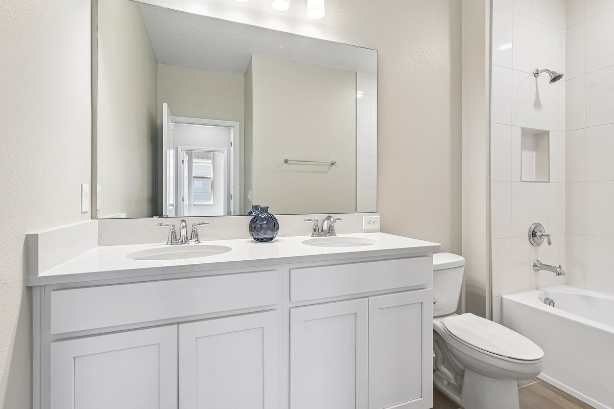 guest-bathroom-double-vanity-white-cabinets-bathtub-shower-combo-large-mirror-5348-ctr-lk-rnch-blvd-st-cloud-fl