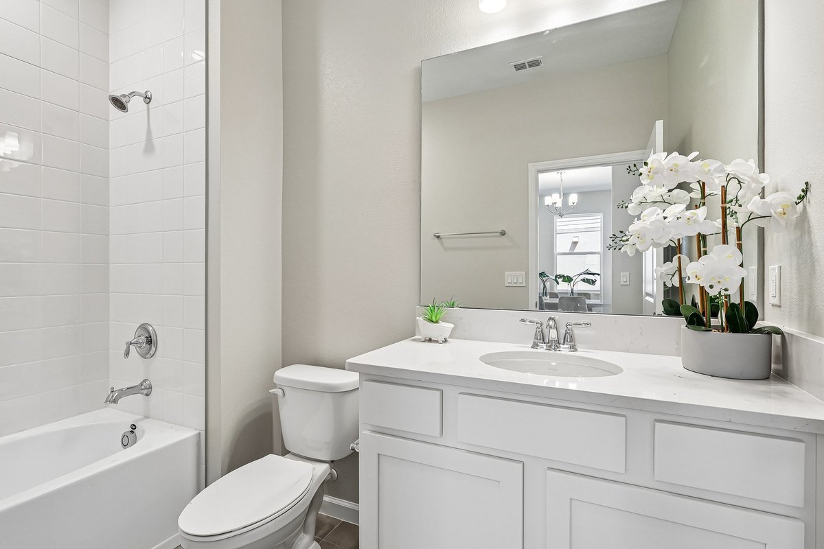 guest-bathroom-white-vanity-quartz-countertop-bathtub-shower-combo-large-mirror-5348-ctr-lk-rnch-blvd-st-cloud-fl