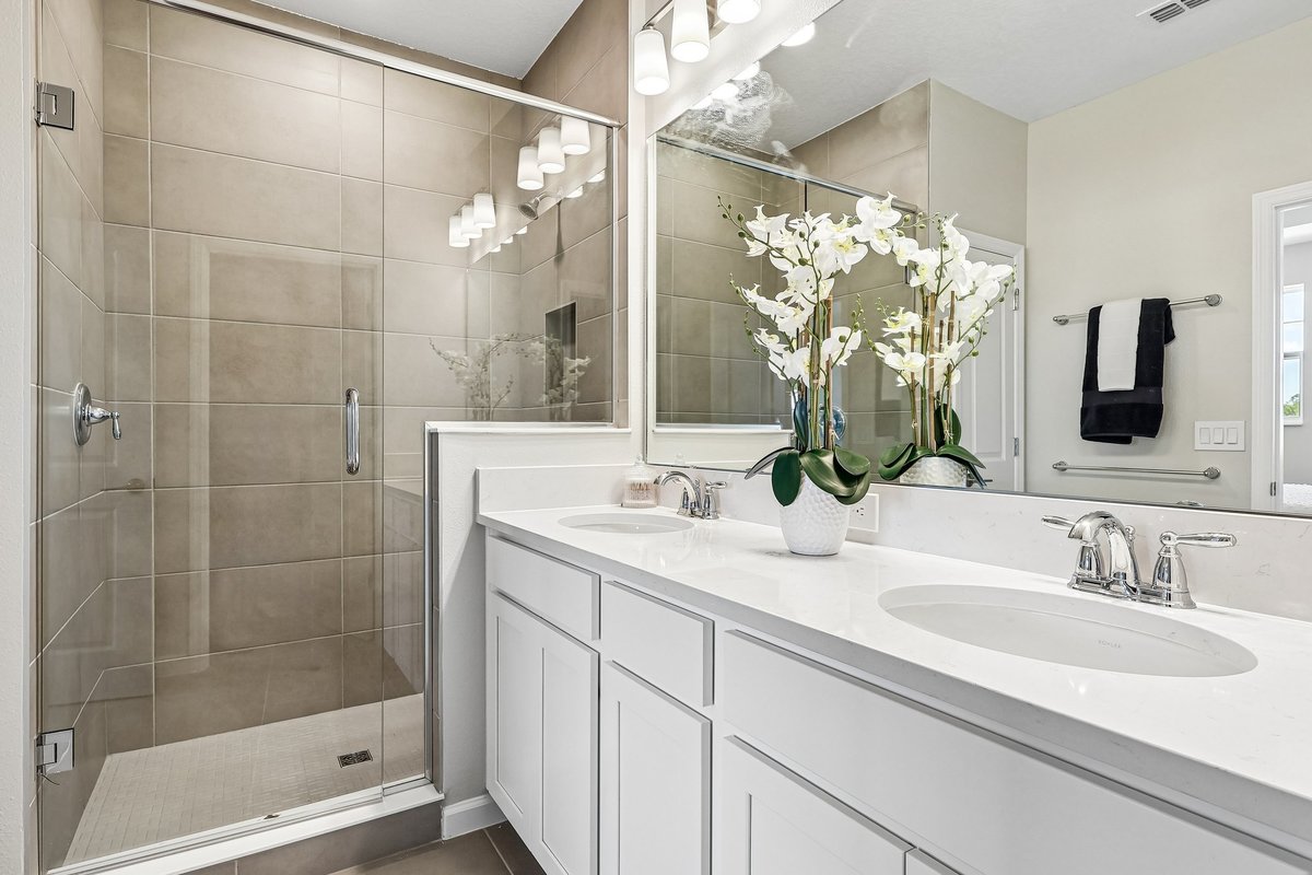 master-bathroom-double-vanity-glass-walk-in-shower-quartz-countertop-chrome-fixtures-5348-ctr-lk-rnch-blvd-st-cloud-fl