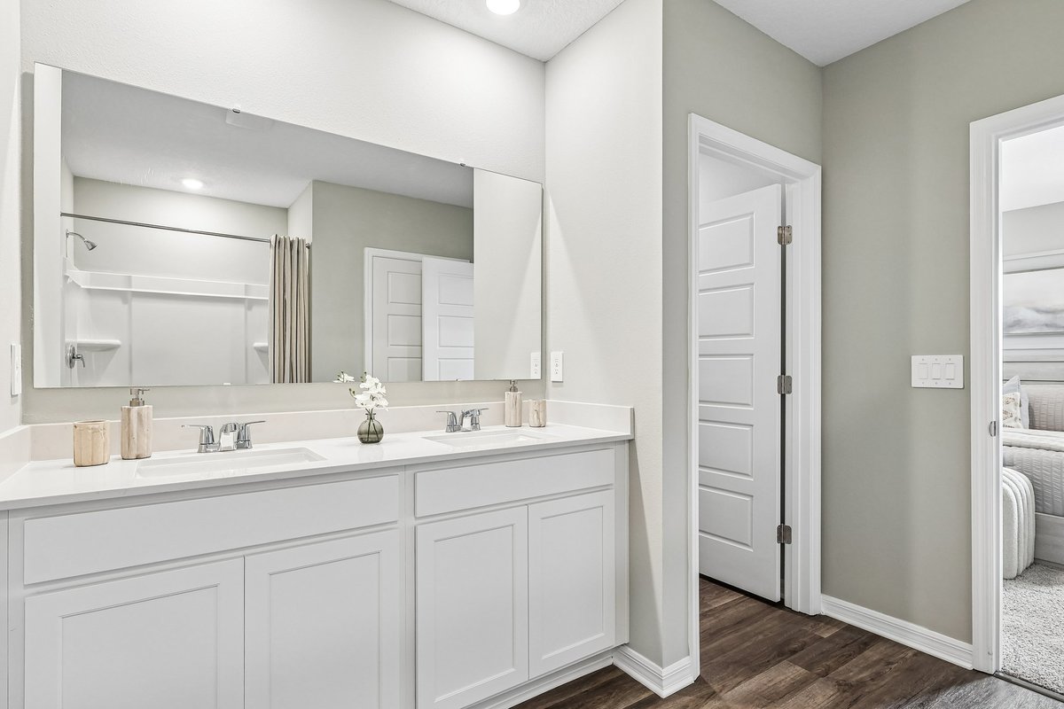 Modern full bathroom with contemporary fixtures and finishes.