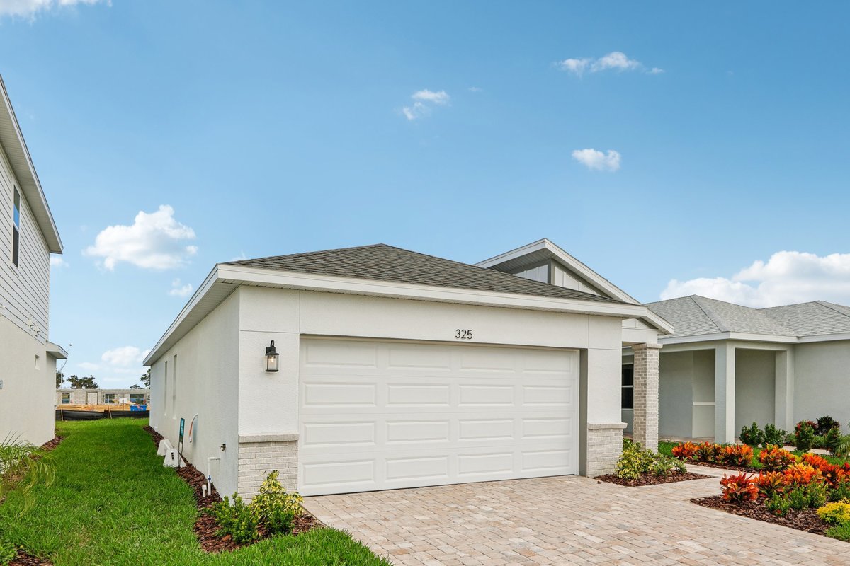 New construction home front exterior in Winter Haven FL by Magic Lens