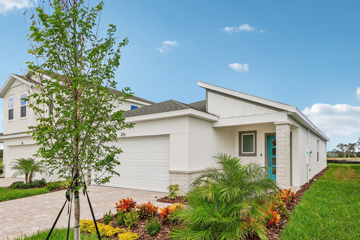 New construction home front exterior in Winter Haven FL by Magic Lens