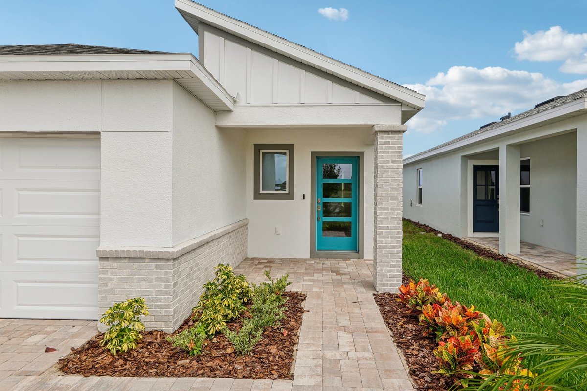 New construction home front exterior in Winter Haven FL by Magic Lens