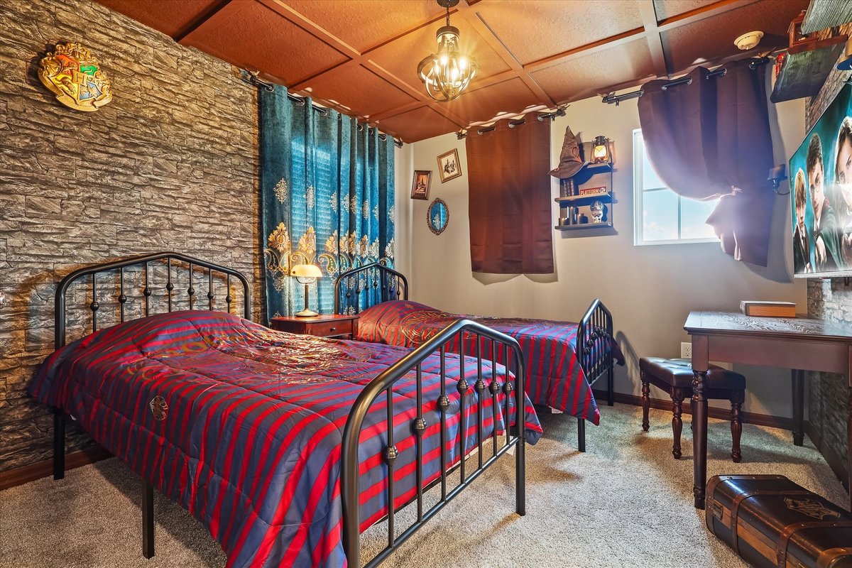 Wizard-themed bedroom with castle-inspired decor, twin beds and immersive fantasy details.