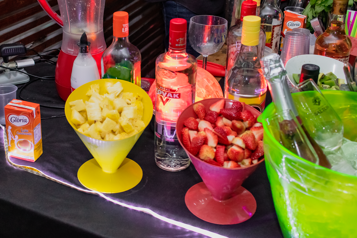 Open bar com várias opções de drinks e frutas.