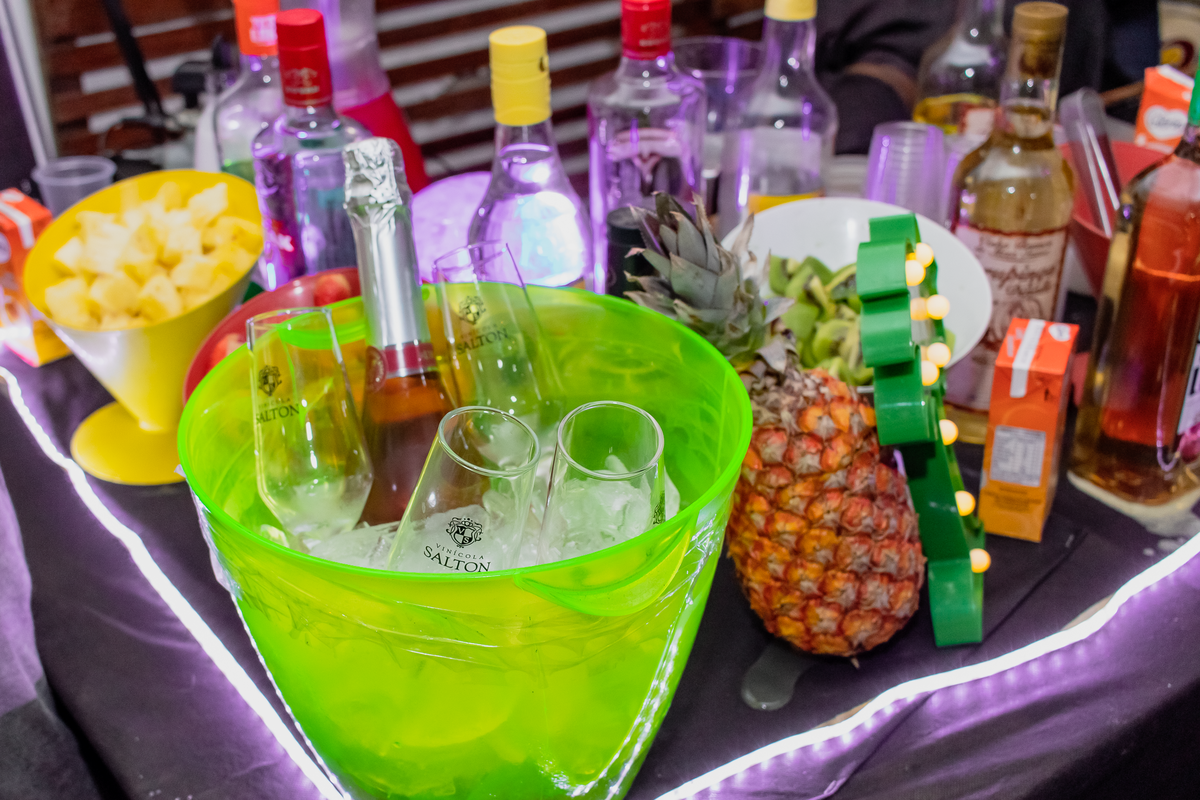 Bebidas à vontade com ou sem álcool para que todo mundo aproveite.