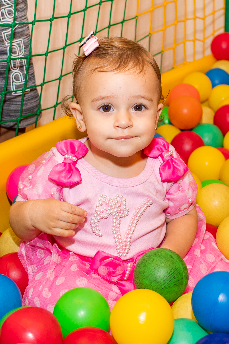 Valentina se divertindo na piscina de bolinhas.