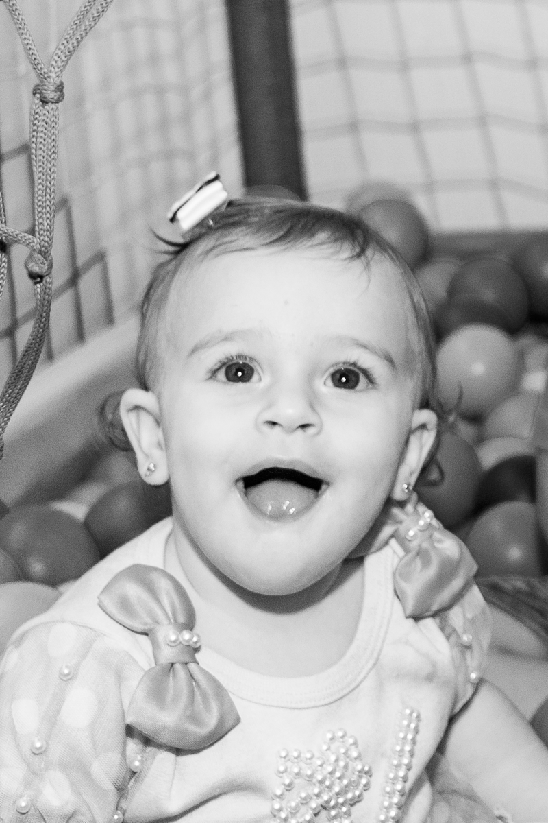 Valentina se divertindo na piscina de bolinhas.