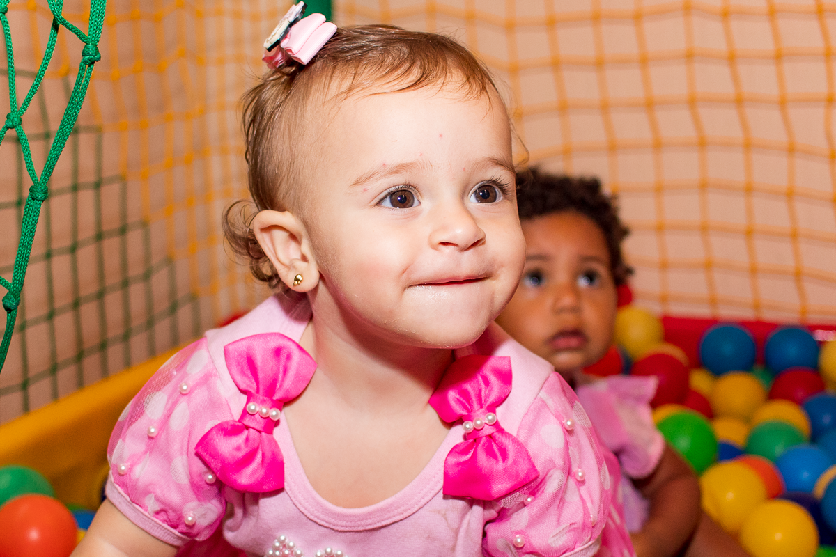 Valentina se divertindo na piscina de bolinhas.