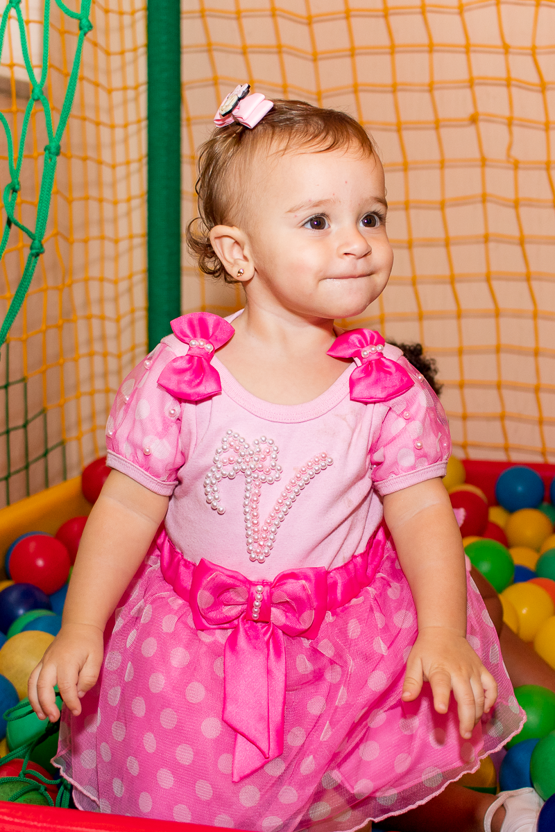 Valentina se divertindo na piscina de bolinhas.