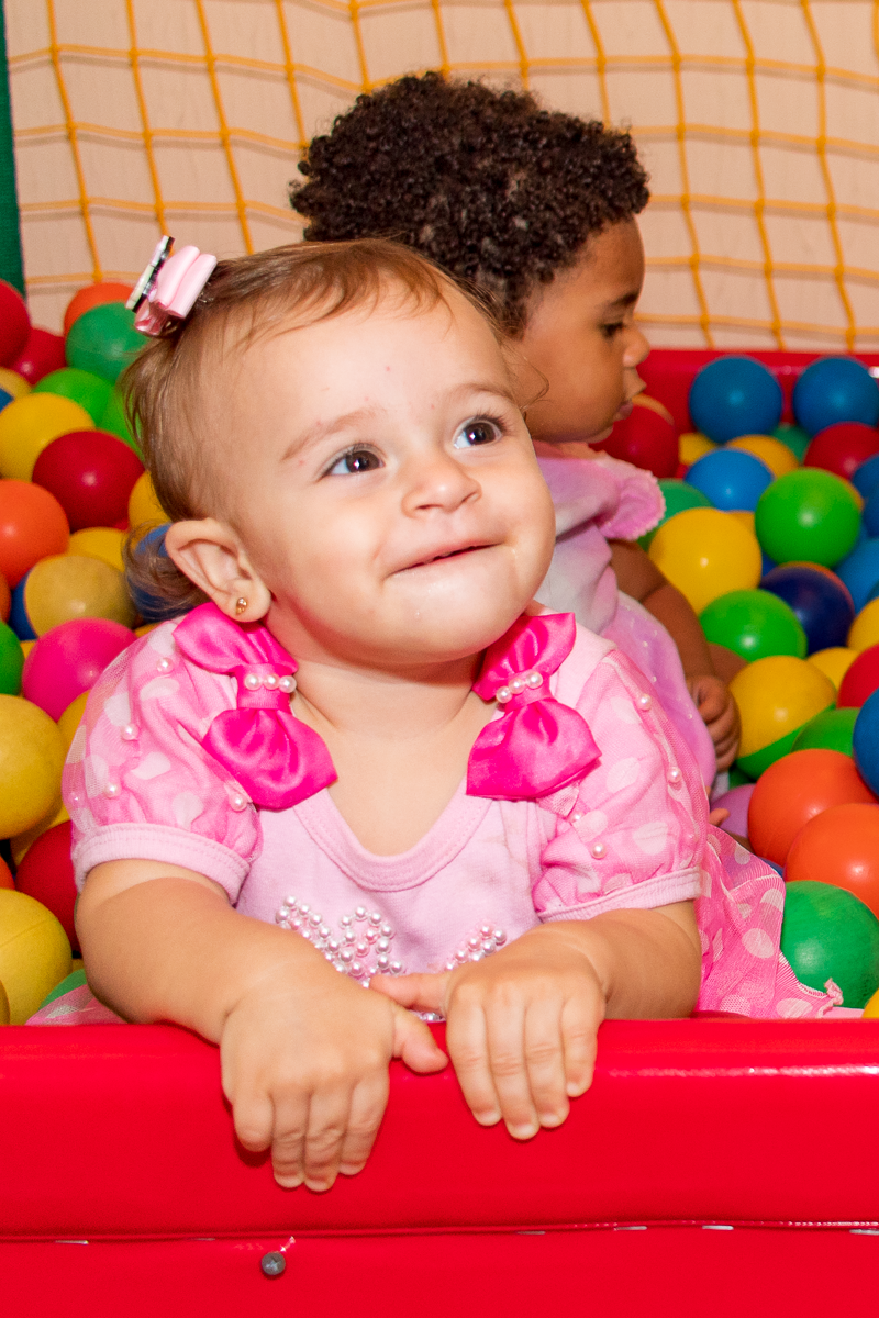 Valentina se divertindo na piscina de bolinhas.