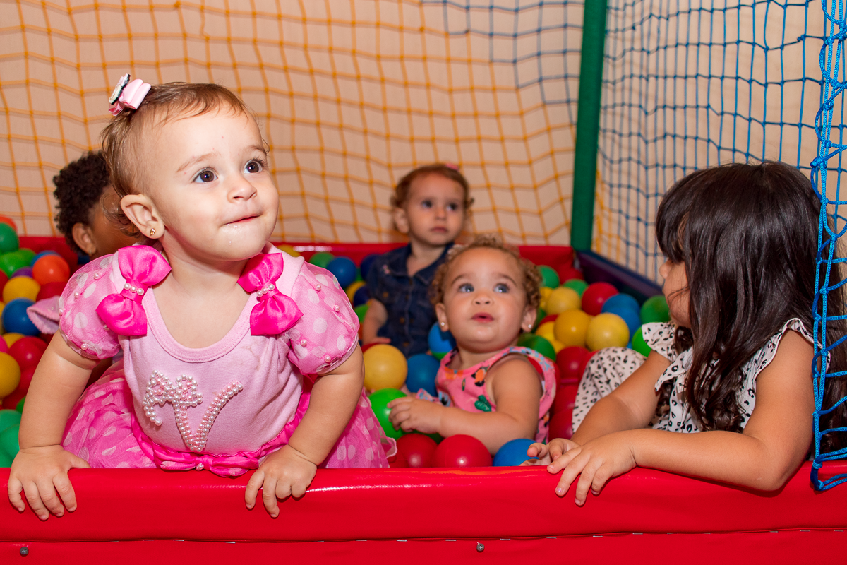 Valentina se divertindo na piscina de bolinhas.