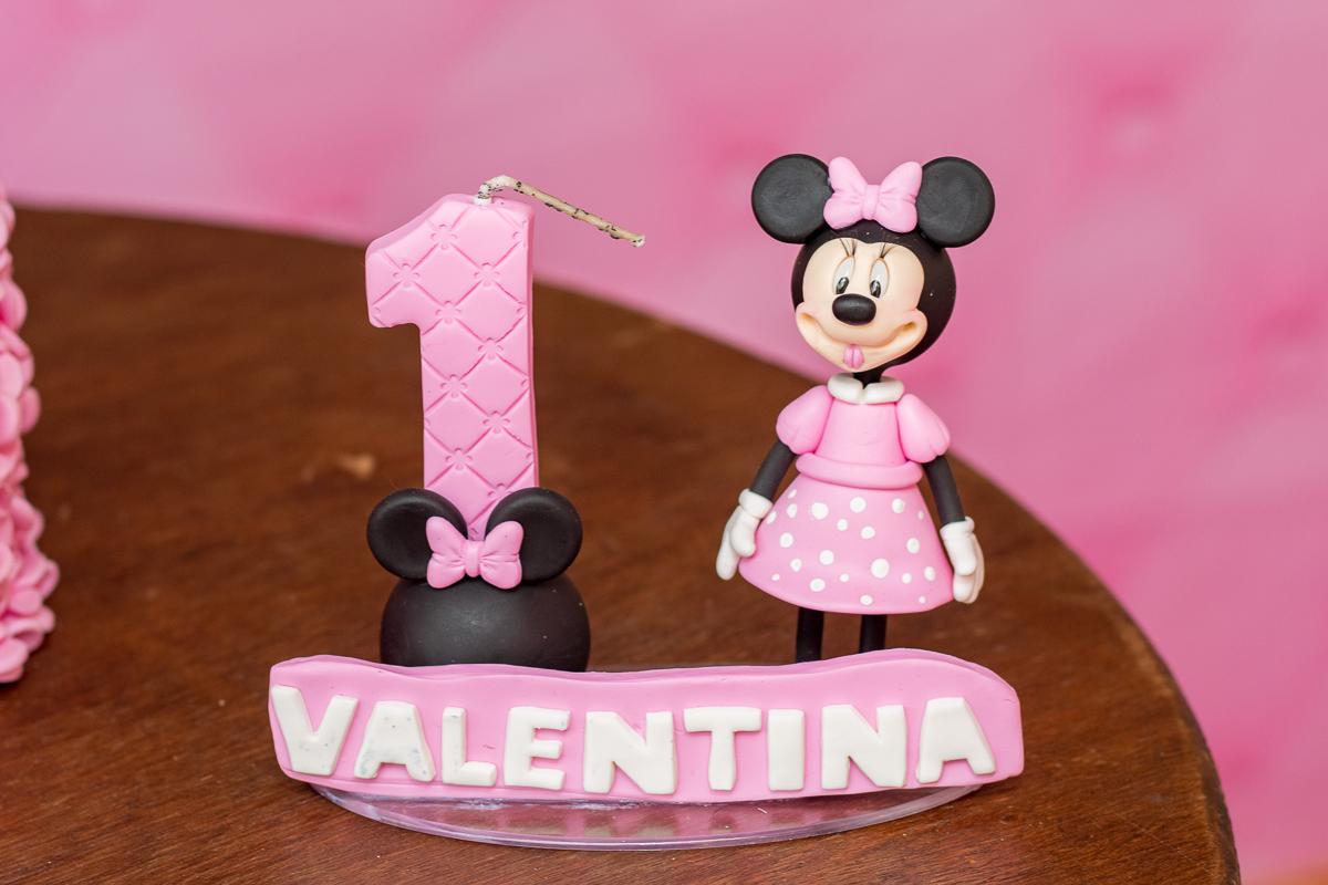 Vela decorada de 1 ano da Valentina, com a figurinha da Minnie.