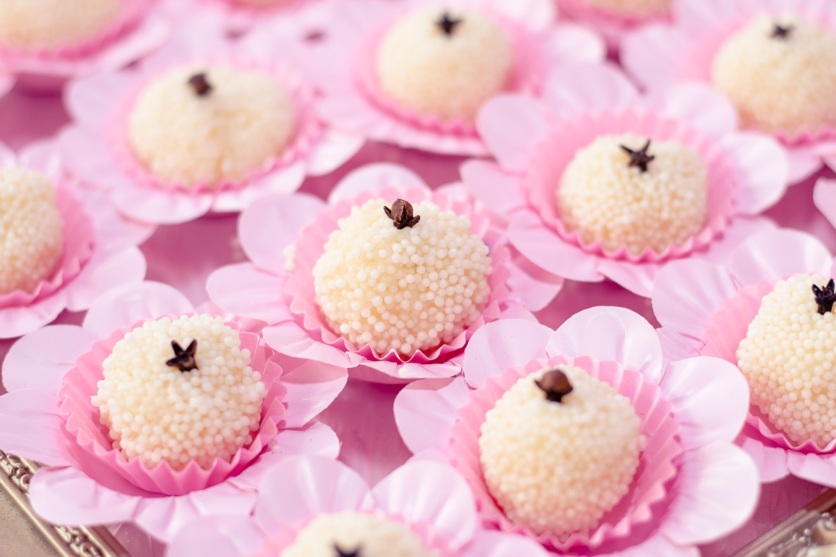 Beijinhos de coco em detalhe.