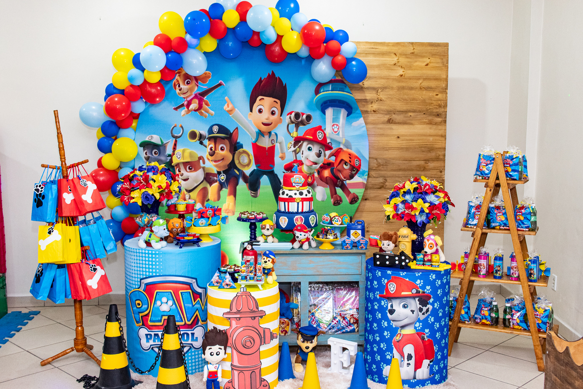 Fotografia da mesa e decoração da festa.