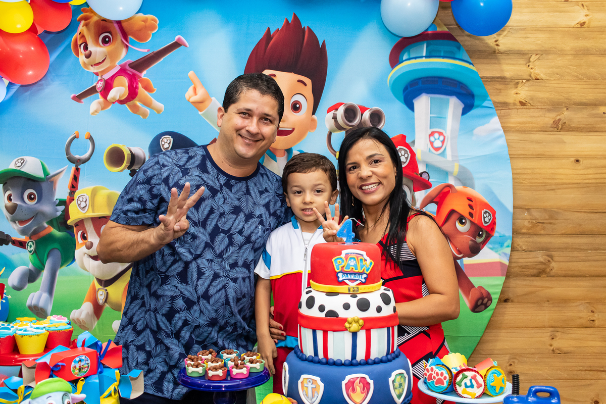 Foto do aniversariante com os pais.