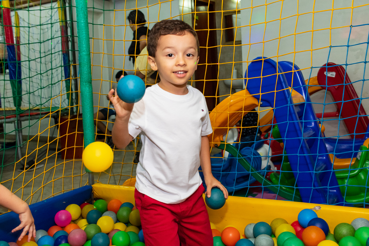 Brincando na piscina de bolinhas.