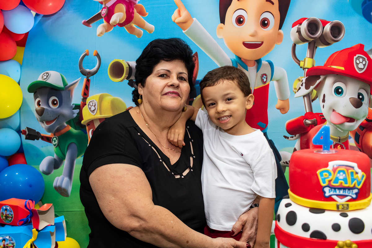Foto na mesa do bolo com a vovó.