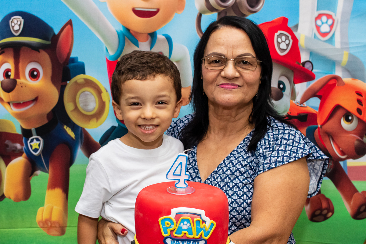 Foto na mesa do bolo com a vovó.