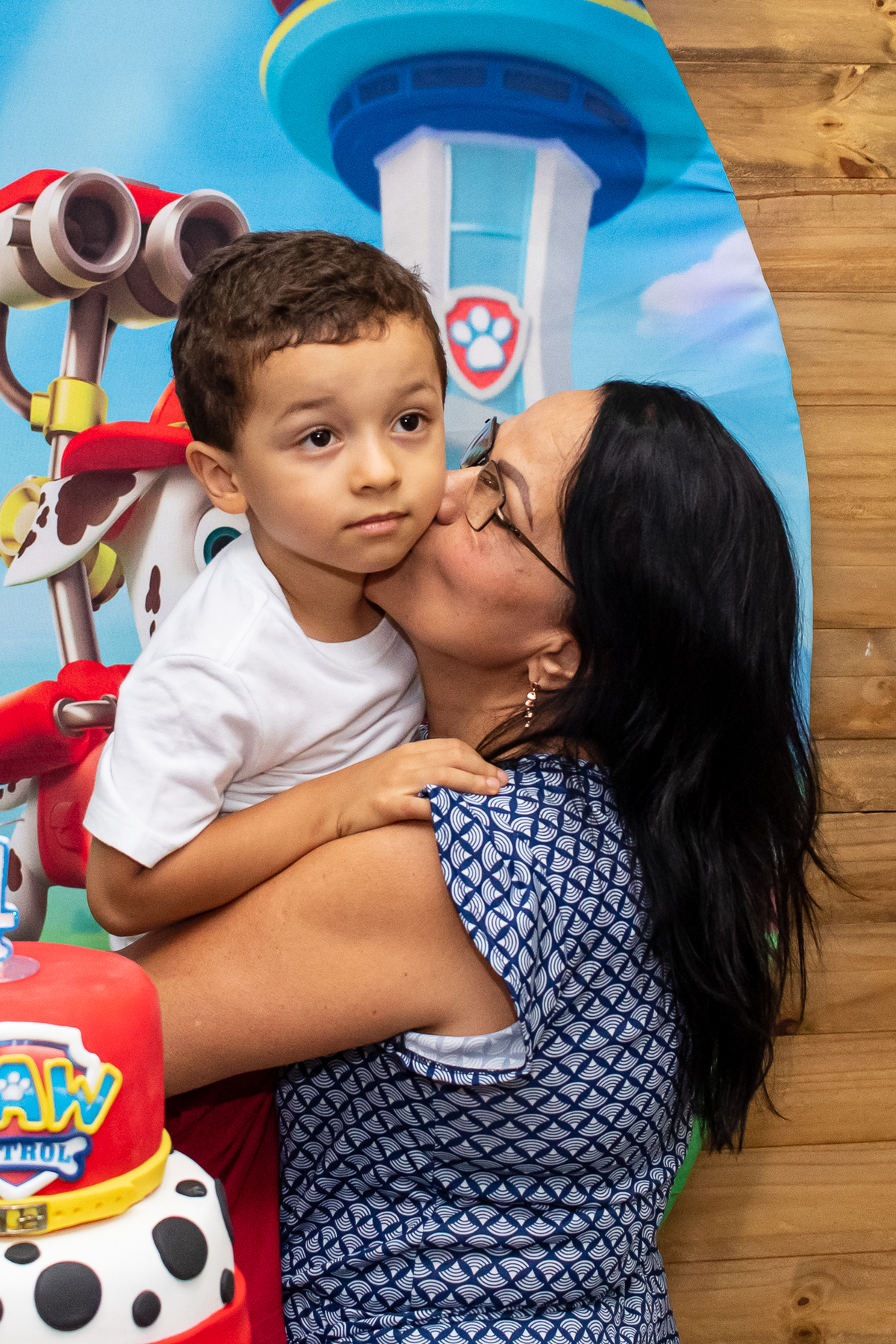 Foto na mesa do bolo com a vovó.