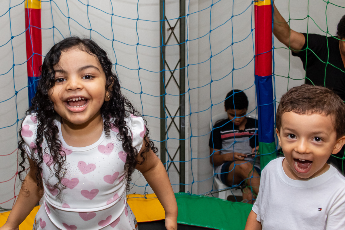 Pula-pula com os amigos é sempre uma diversão.
