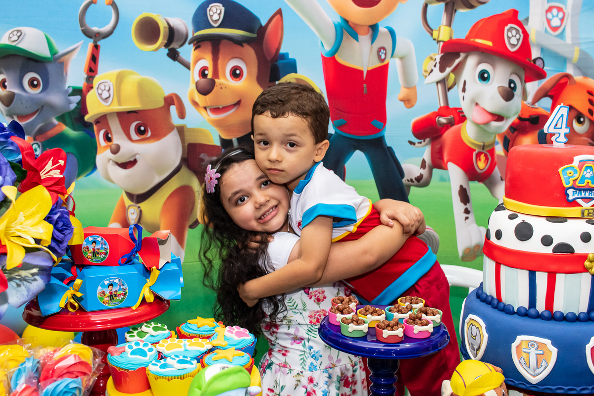 Foto na mesa do bolo com a prima.