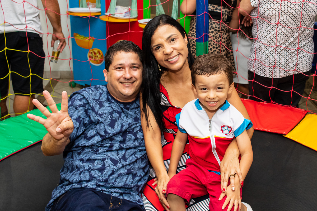 Brincando no pula pula com os pais.