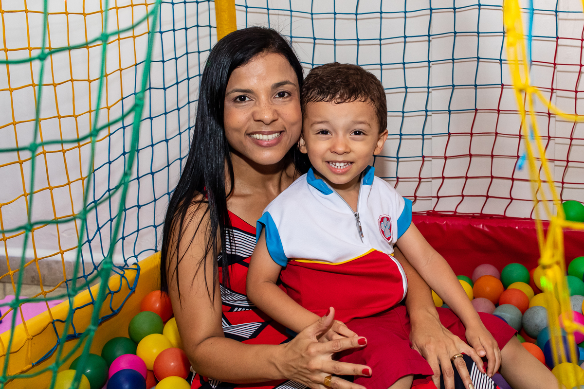 Na piscina de bolinhas com a mamãe.