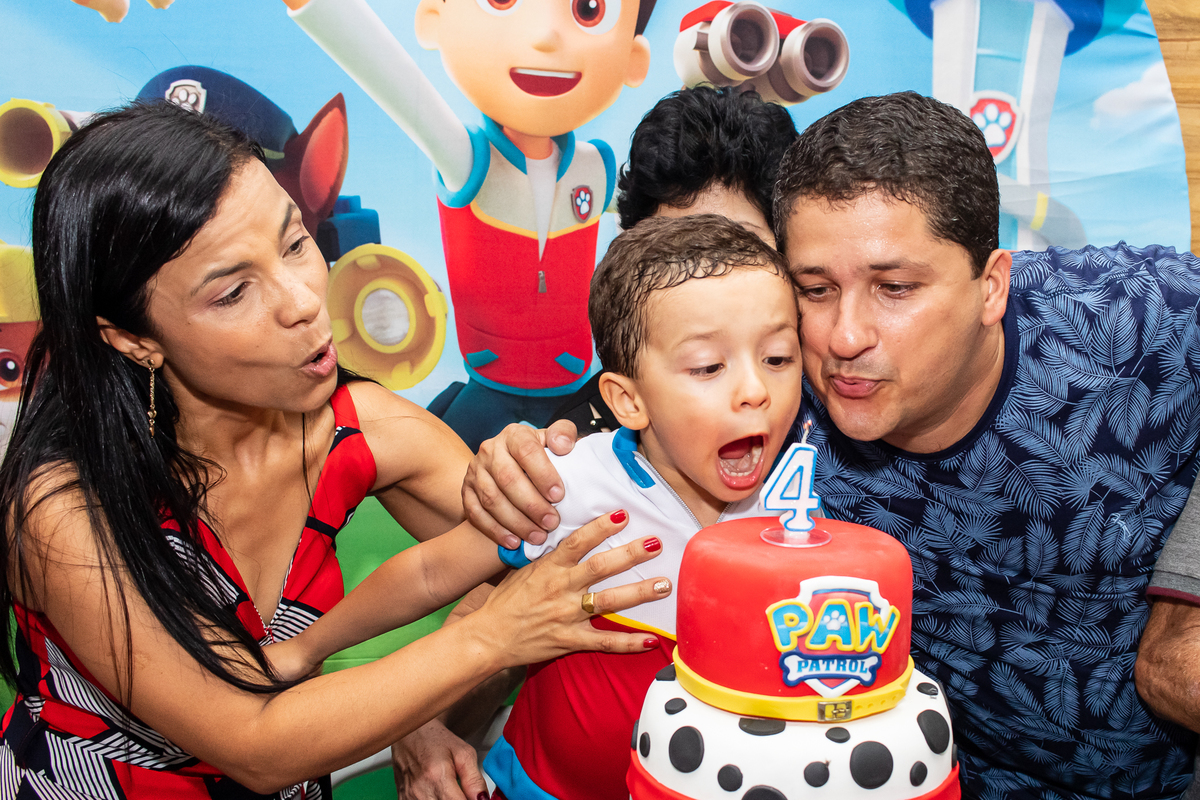 Assoprando a velinha.