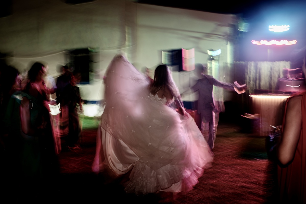 Nighttime reception with guests celebrating and dancing at São Lourenço do Barrocal