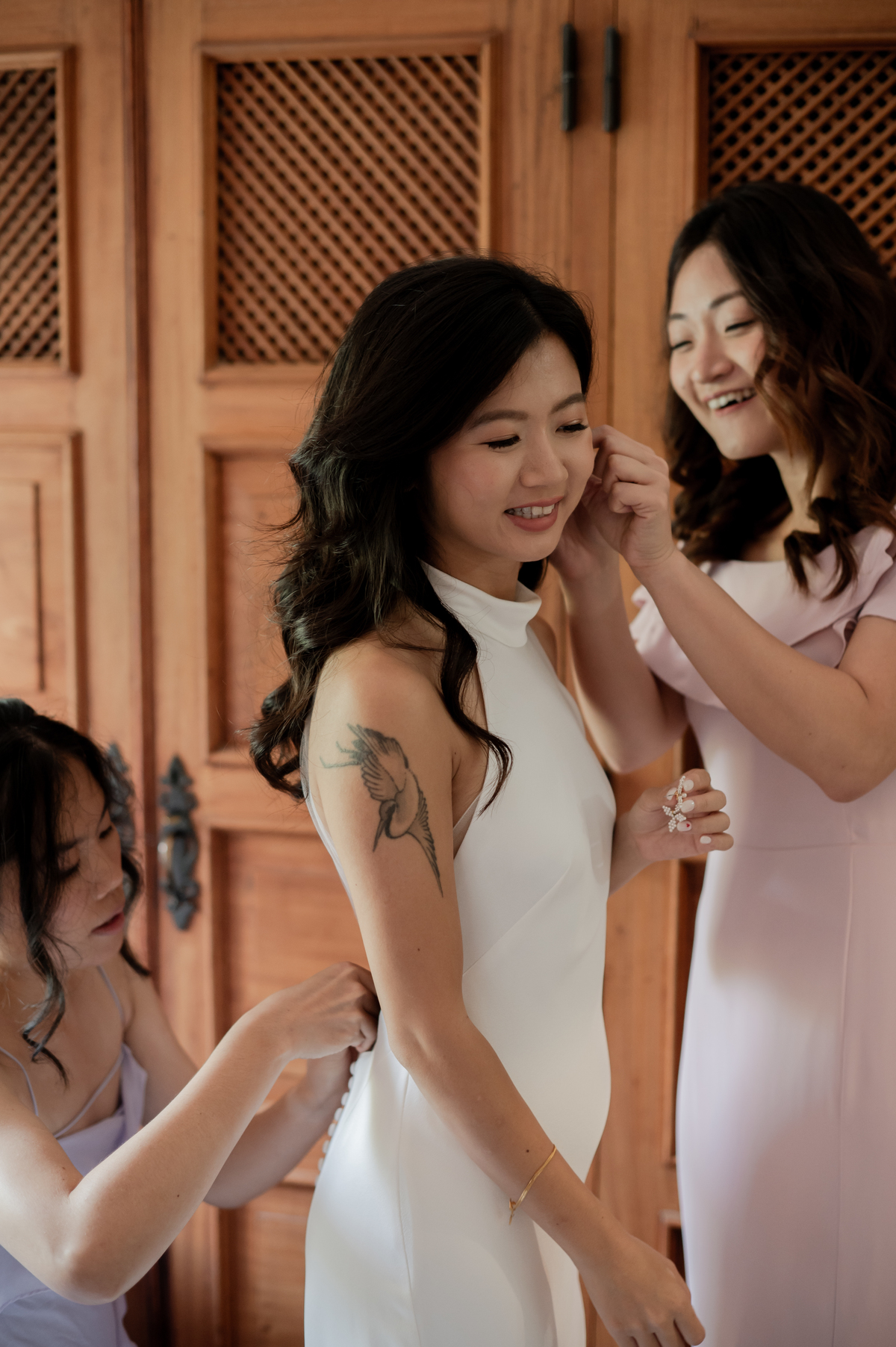 Bridesmaids-helping-bride-preparing-for-her-wedding
