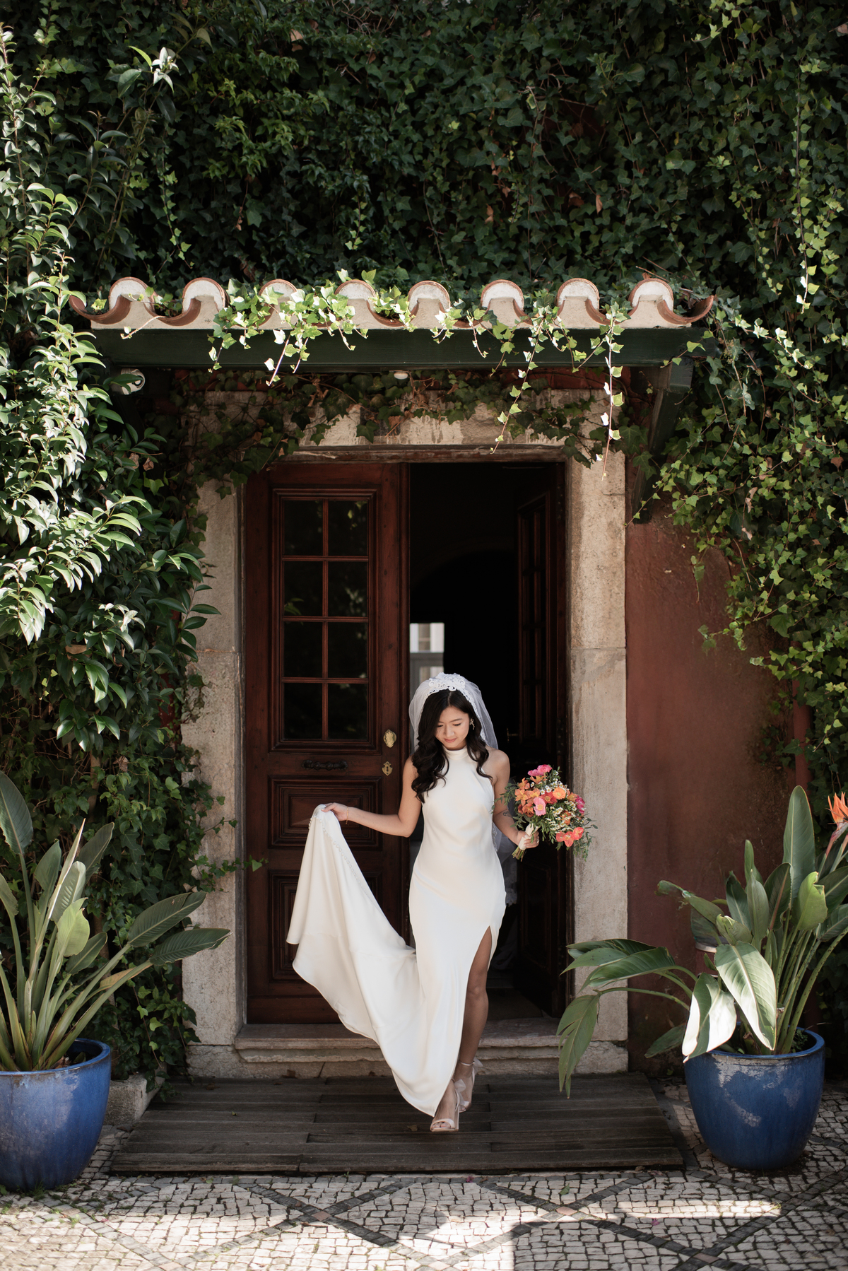 Bride-leaving-the-hotel