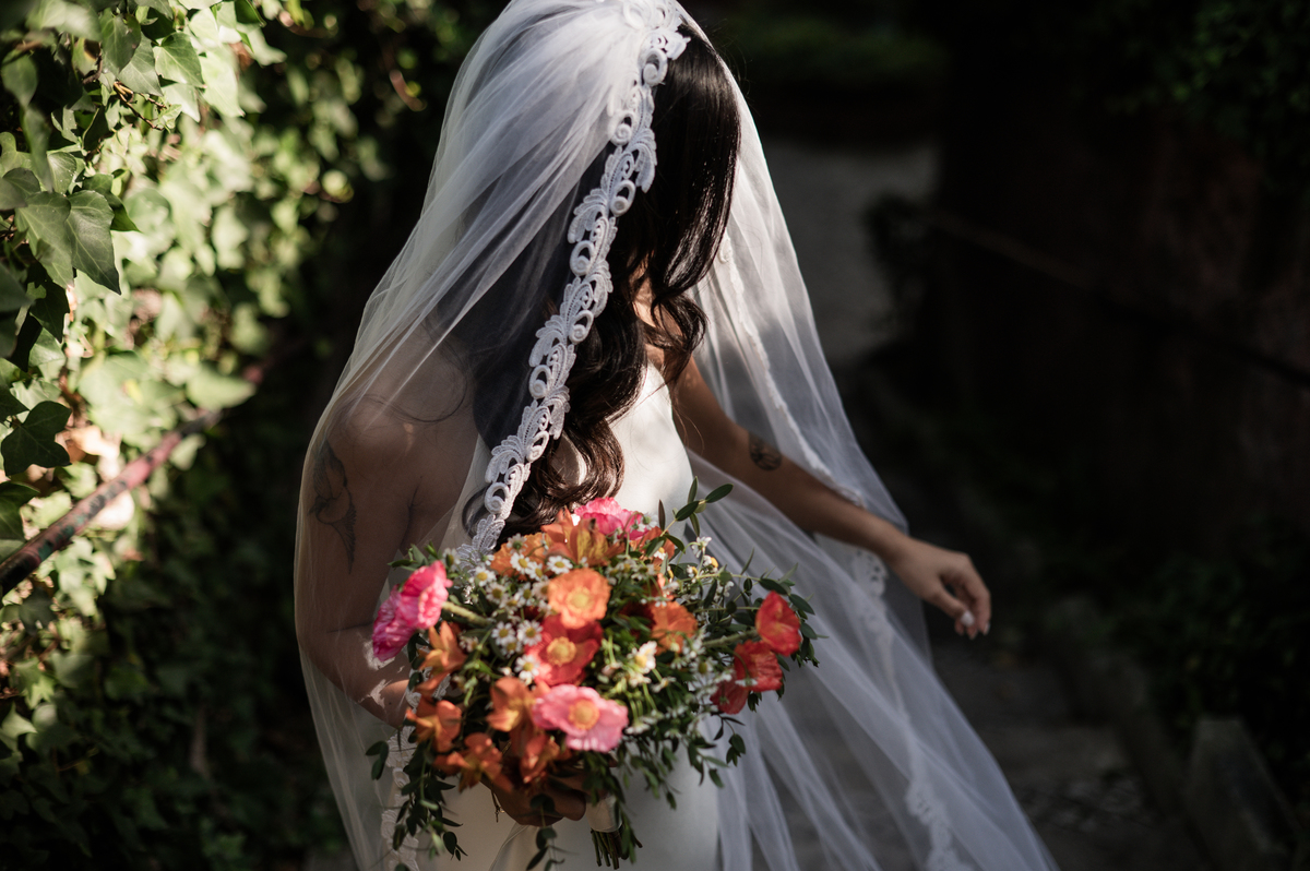 Beautiful-boho-bride-with-her-flowers-in-a-garden