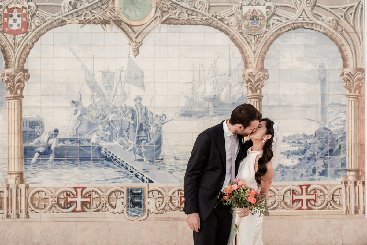Groom-kissing-bride-in-Lisbon 