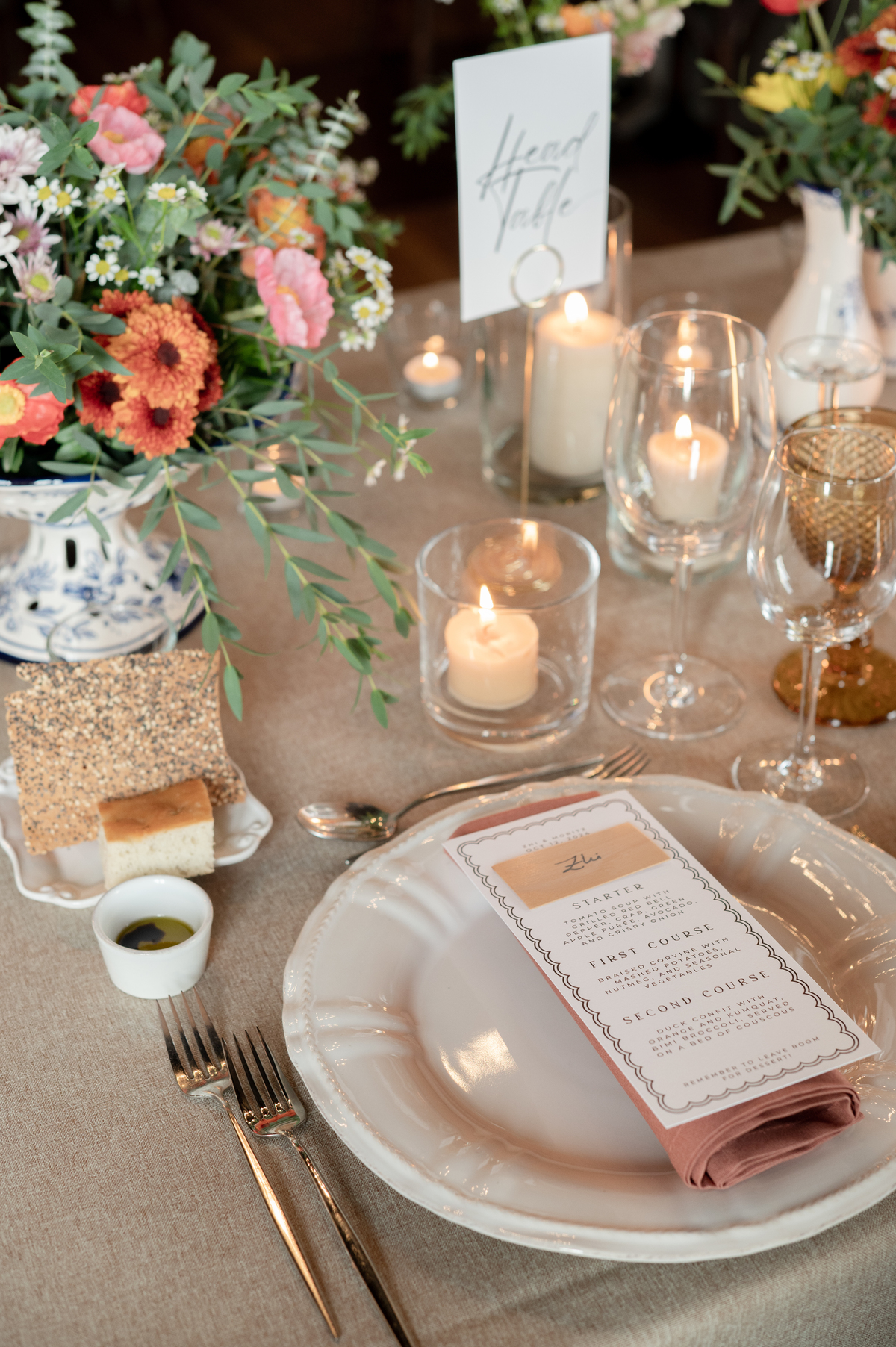 Close-up-of-wedding-table-with-lights-plates-and-wedding-menu