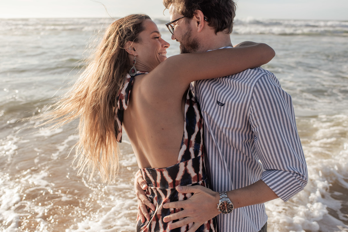 couple during an proposal in cascais