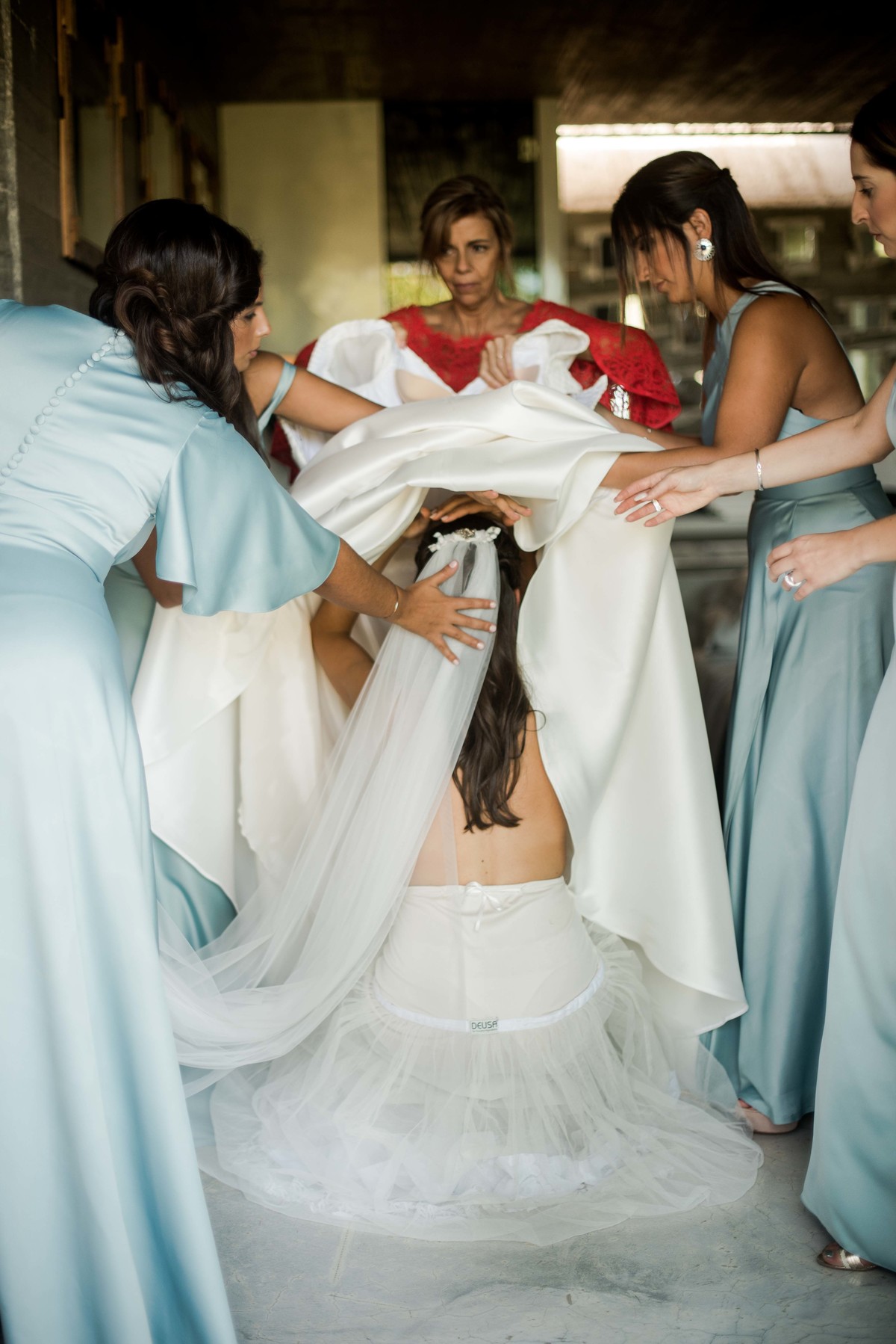 noiva a pôr o vestido