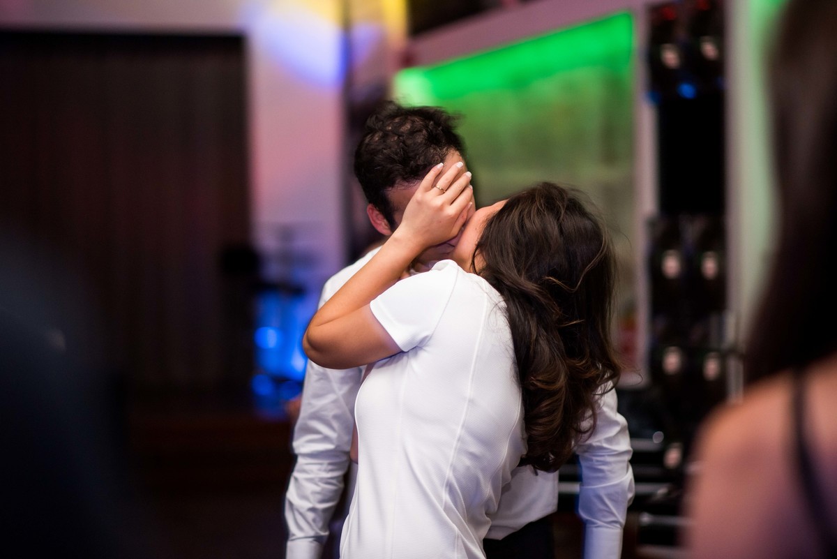 noivos na pista de dança