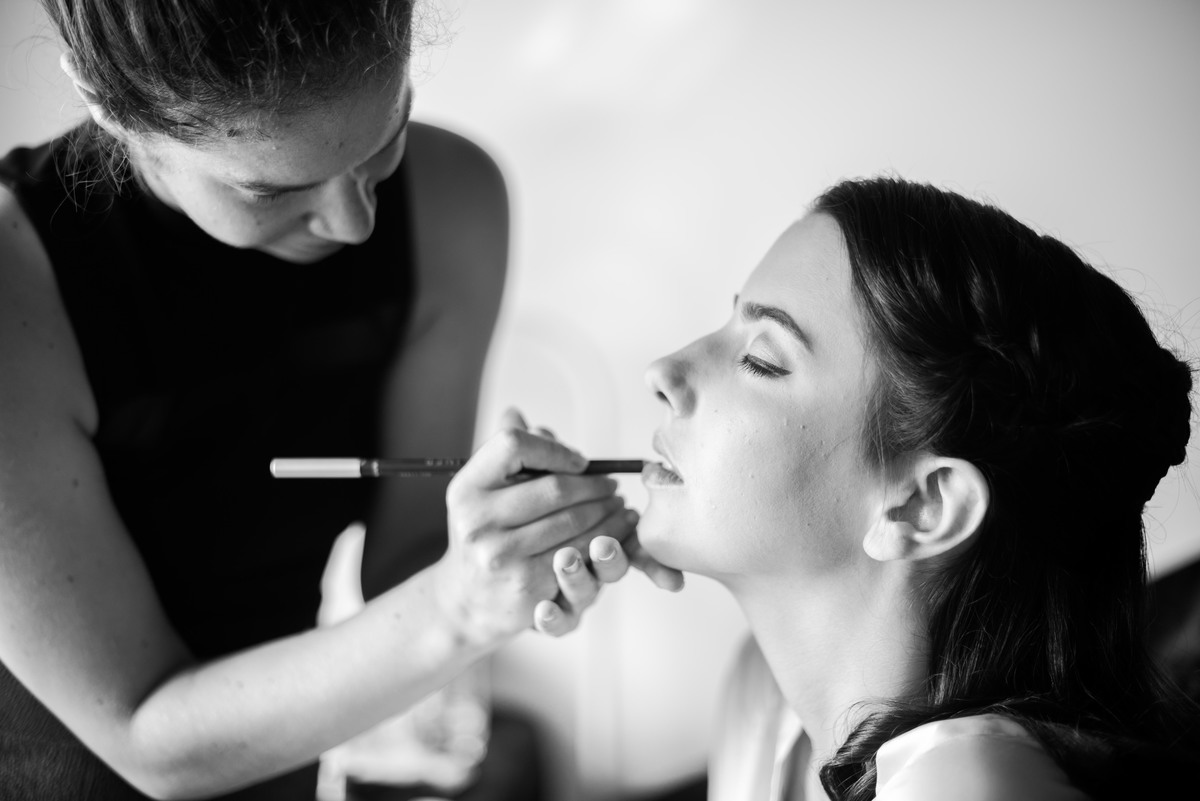 noiva a ser maquilhada