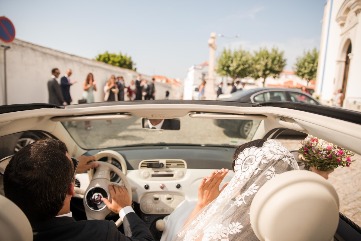 noiva a chegar à igreja de carro