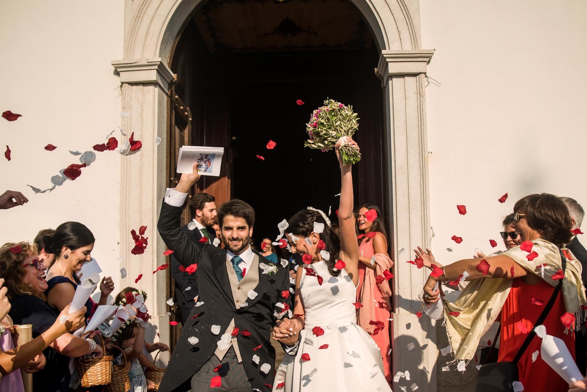 saída da igreja noivos