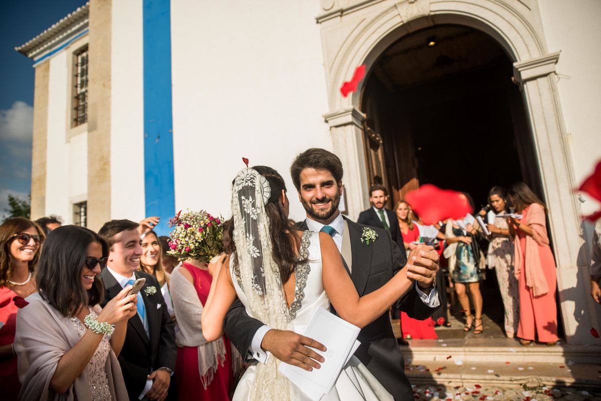 saída da igreja noivos