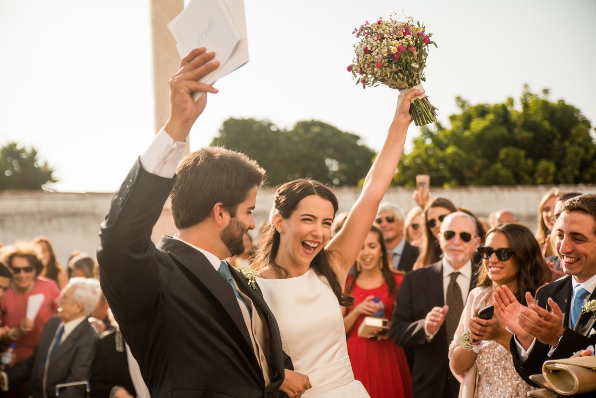 noivos na saída da igreja