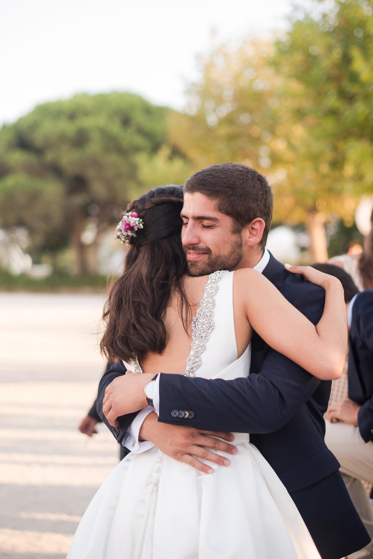 irmão do noivo abraça a noiva