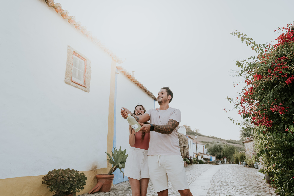 Casal abre Champanhe