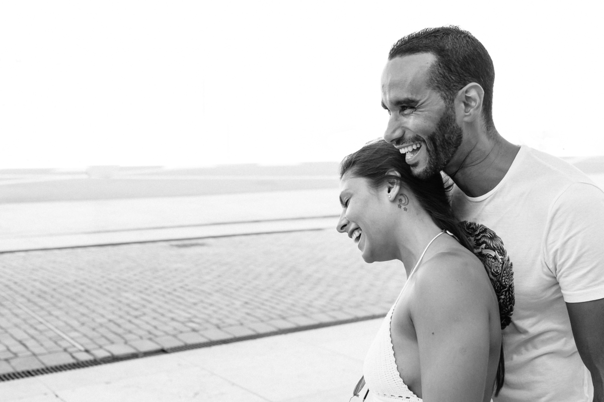Casal a sorrir na Praça do Comércio
