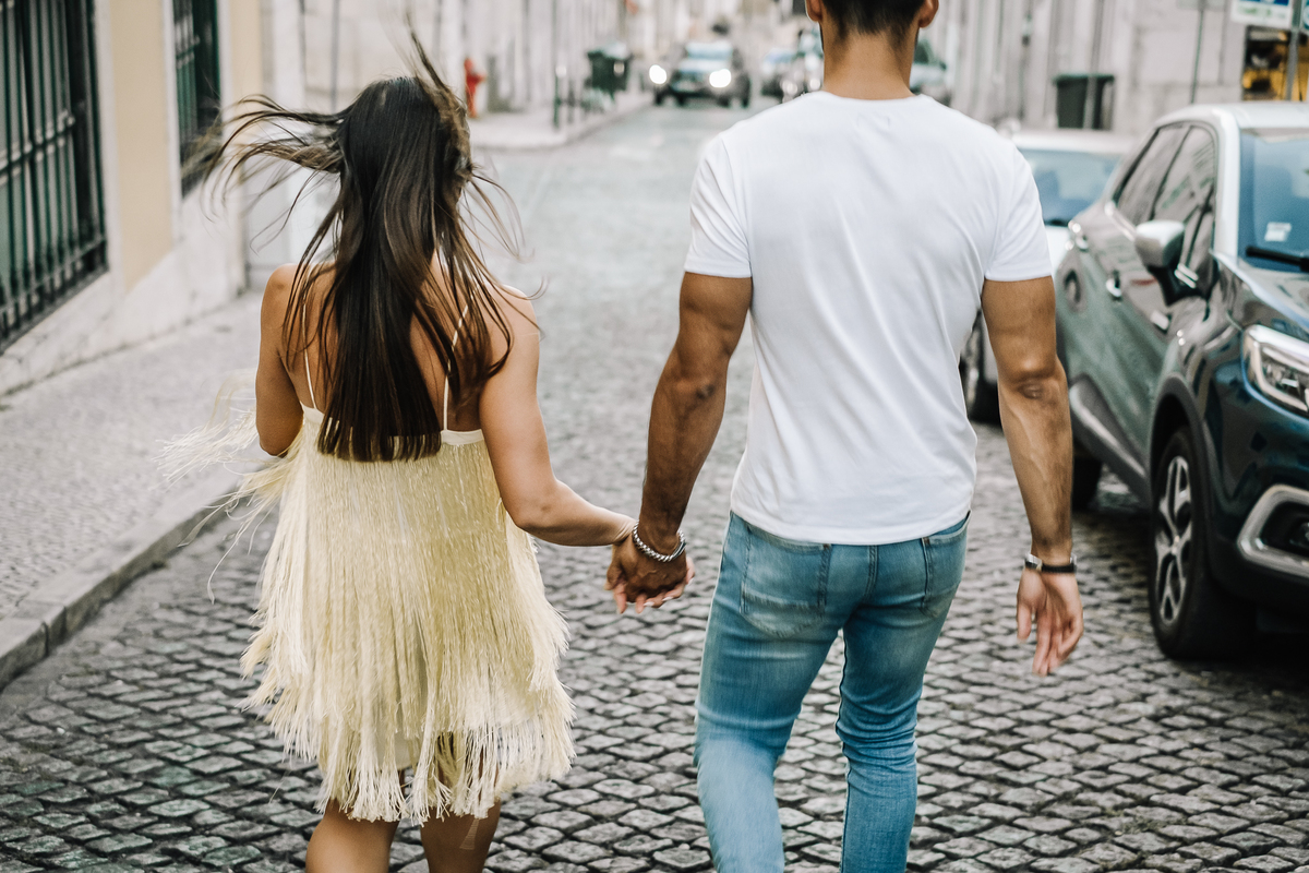 Casal de mãos dadas por Lisboa