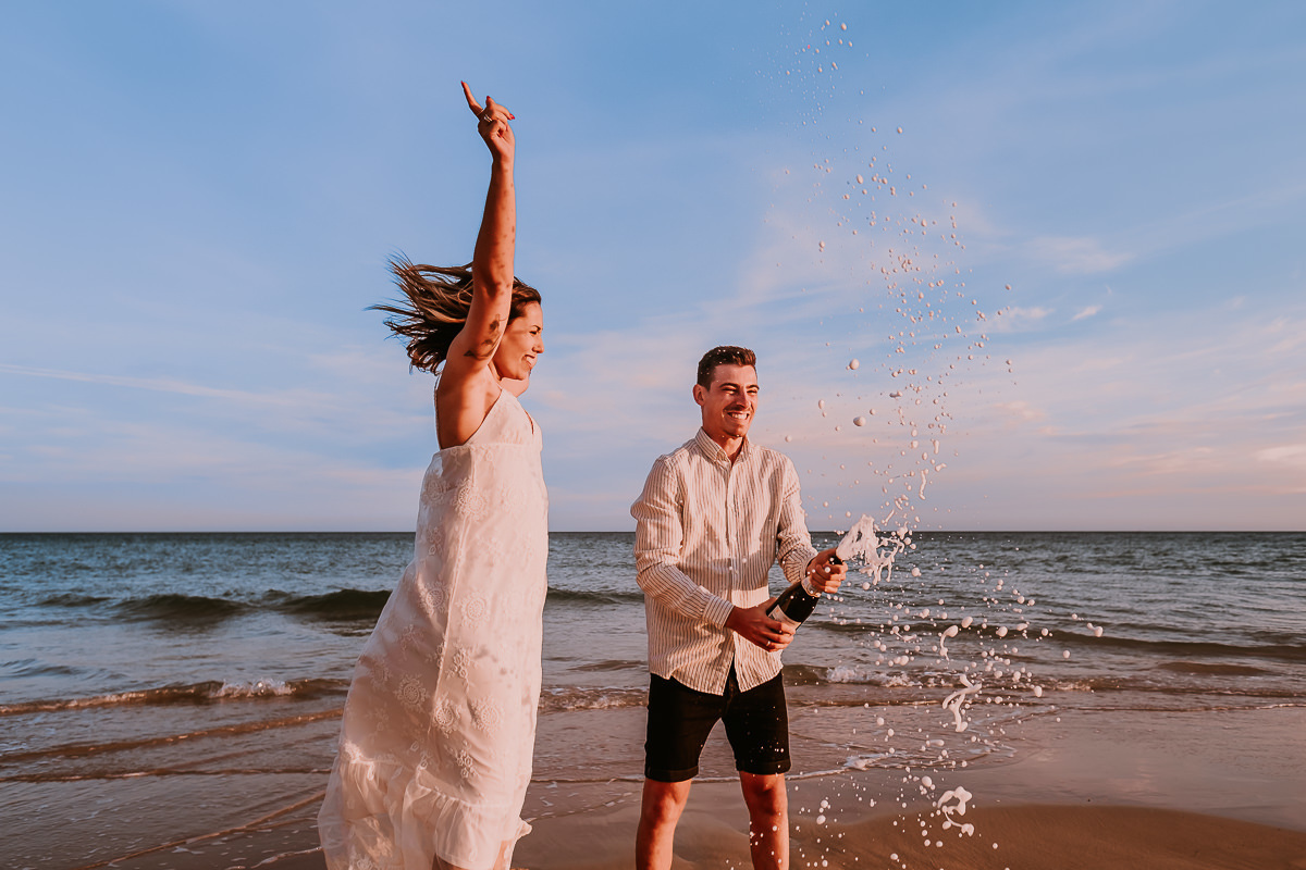 Sessão de Noivado na Praia