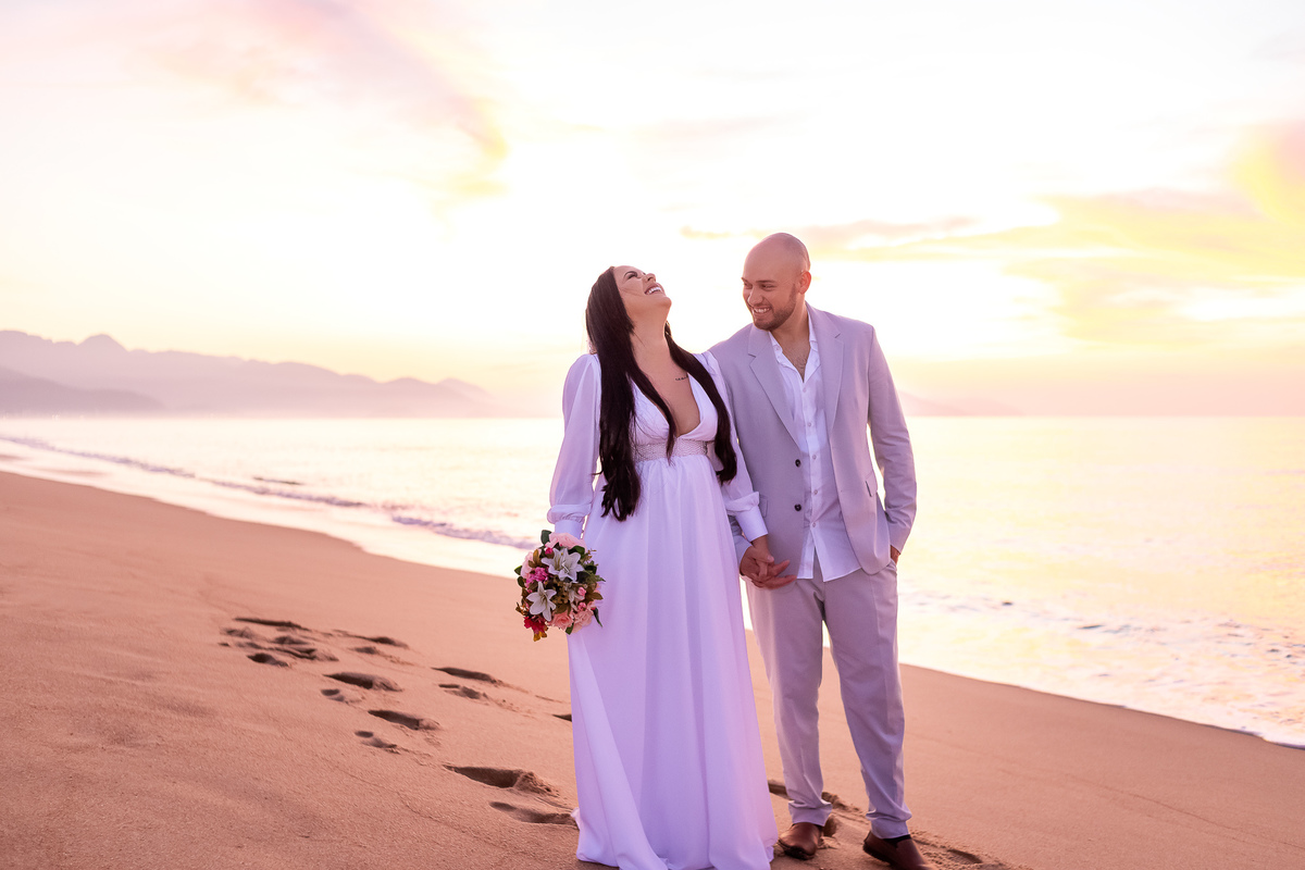 Wedding na praia - Pré-Wedding em Caraguatatuba - Praia da Lagoa Azul - Wedding Daniela e Lucas